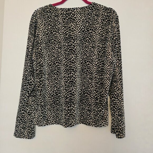 Liz Claiborne animal print L/S velour top with pearly buttons Size L - Picture 3 of 4